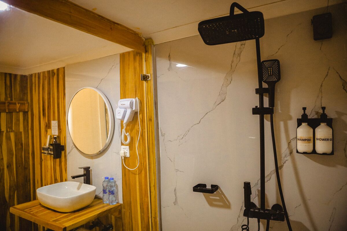 The bathroom inside a dome at Cterra Saadani