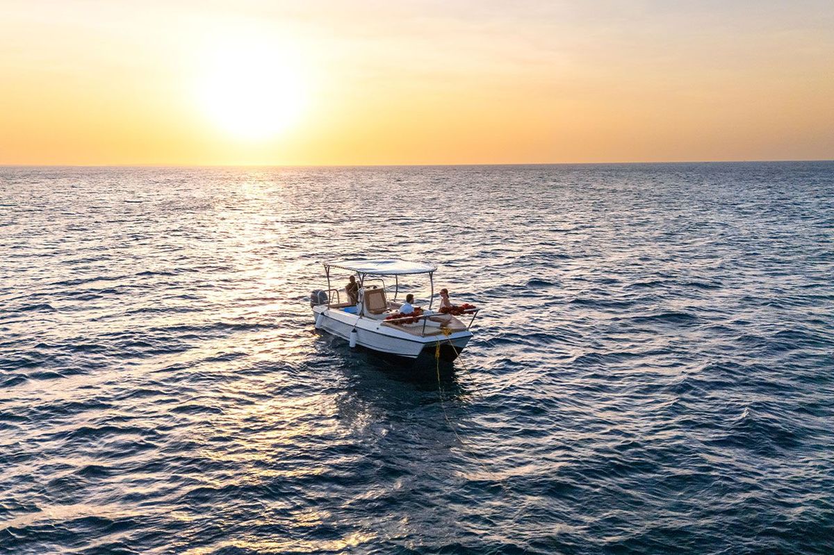 Le bateau au mouillage, le soleil bas sur l’eau