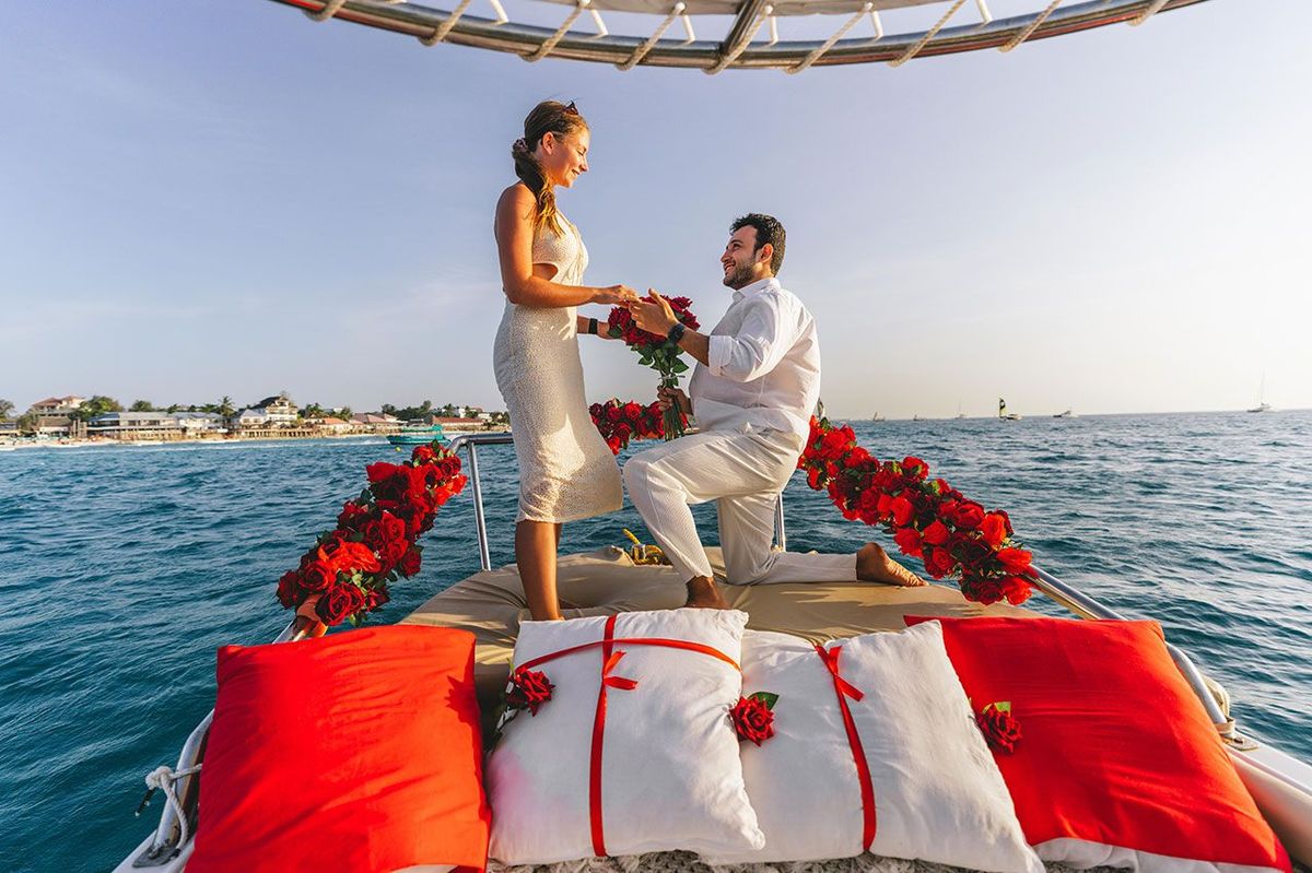 Une demande en mariage à la proue, le pont décoré de roses et de pétales